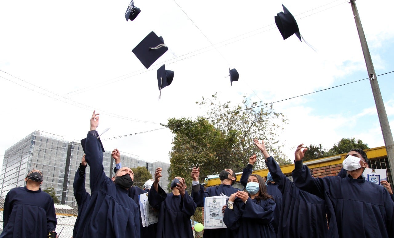 Habitantes y exhabitantes de calle culminaron estudios de primaria y bachillerato en Integración Social