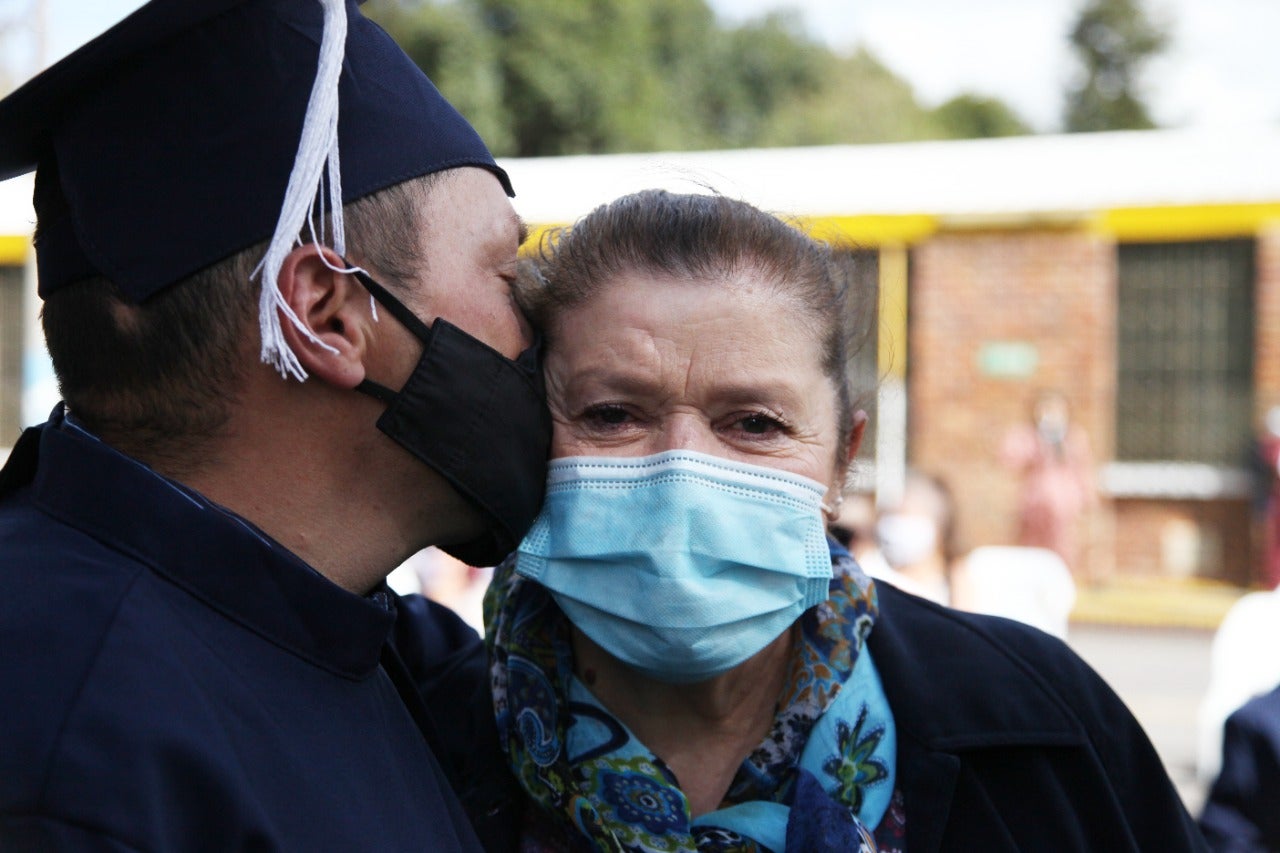 Habitantes y exhabitantes de calle culminaron estudios de primaria y bachillerato en Integración Social