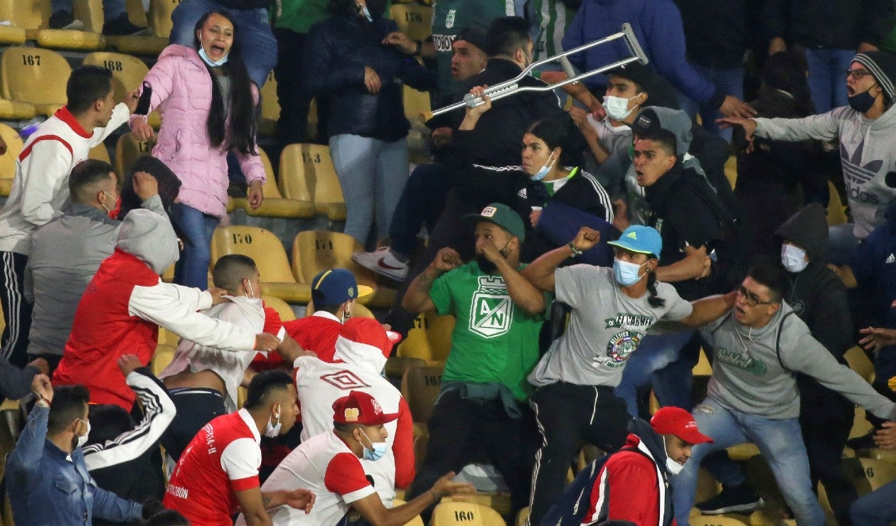 Pelea de hinchas de Santa Fe y Nacional en El Campín