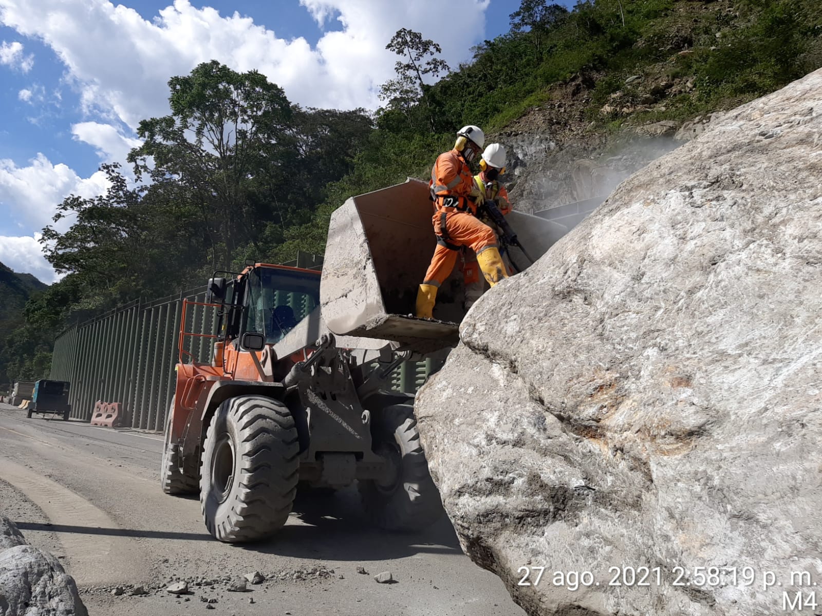 Remoción piedra km 58
