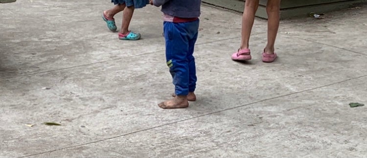 Niños indígenas descalzos en Bogotá