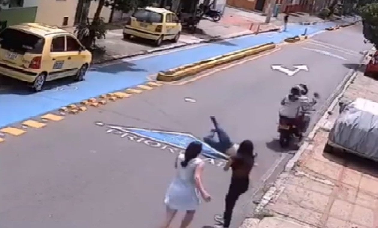 Mujer es arrastrada en Bucaramanga