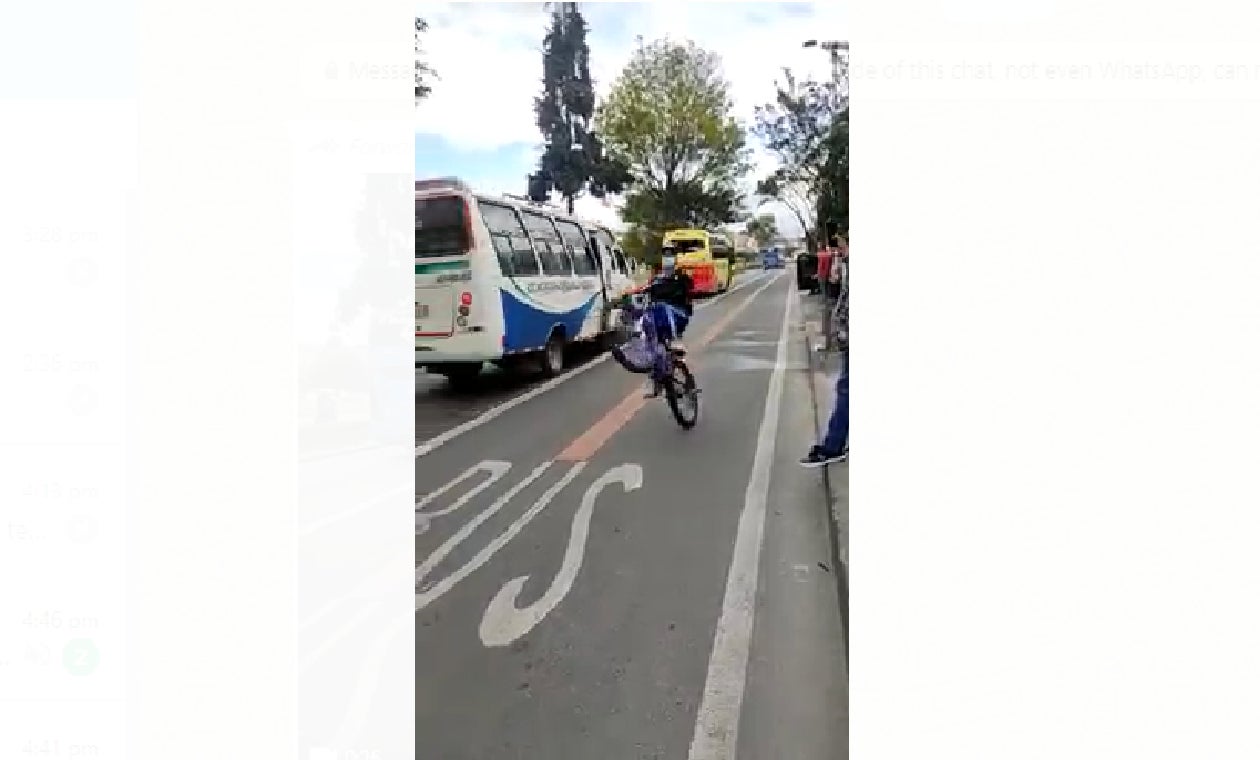 Jóvenes en bicicleta se les mandan con vehemencia a los carros
