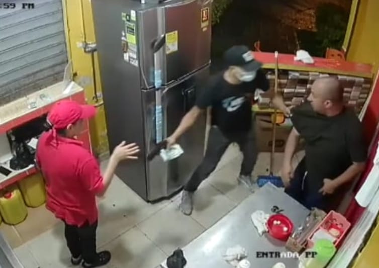 [Video]Ladrón encañonó a dueño de venta de comidas rápidas en Medellín