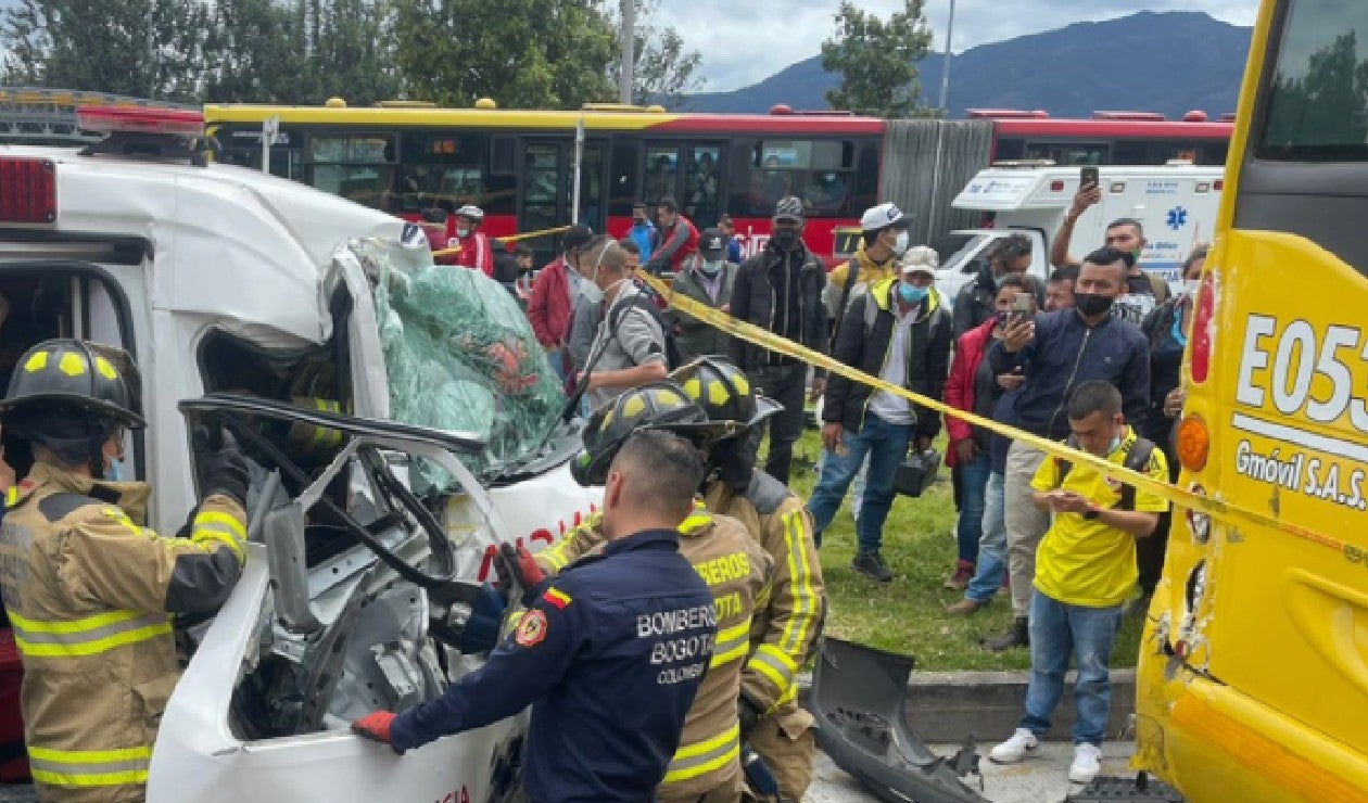 Accidente de tránsito entre una ambulancia y un bus de TransMilenio en la Calle 26
