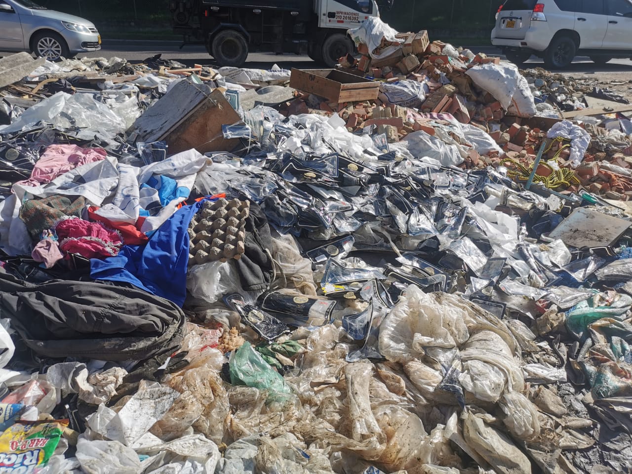 Residuos sin recoger en la localidad de Kennedy, Bogotá.