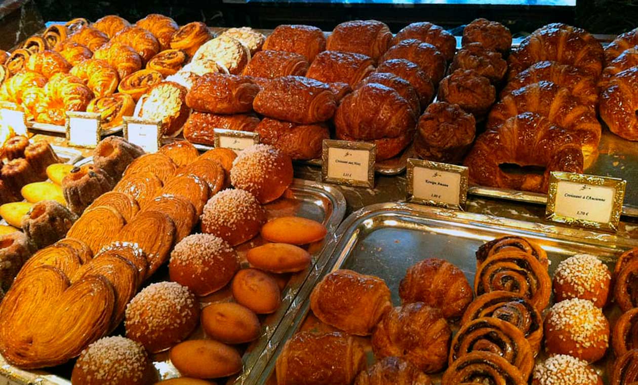 Variedad de panes en mostrador de panadería