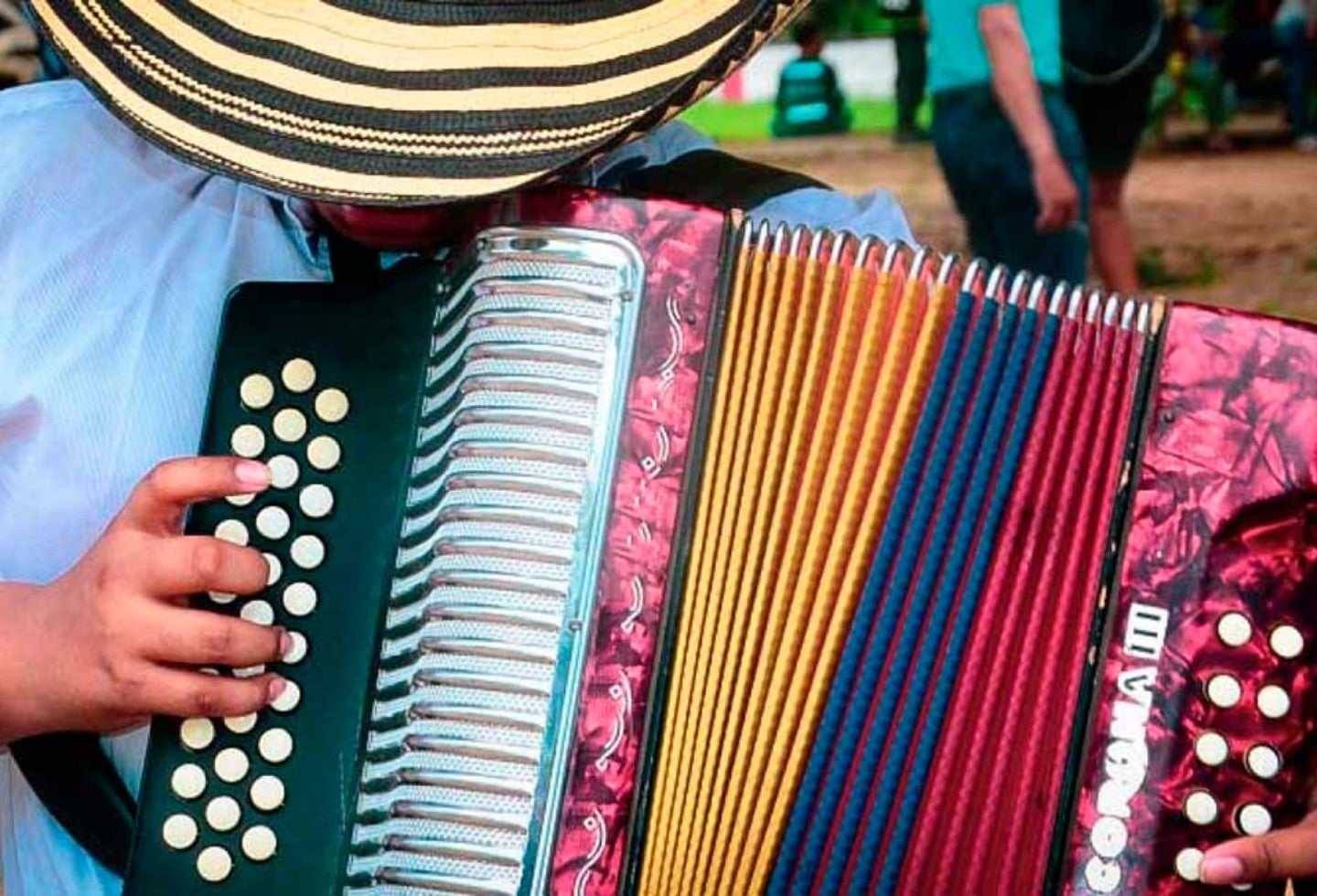 Hombre tocando el acordeón