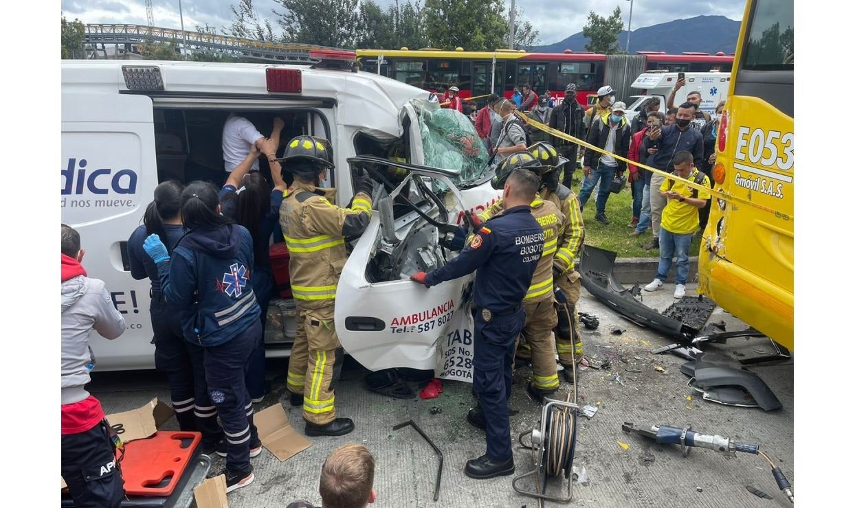 Accidente de tránsito entre una ambulancia y un bus de TransMilenio