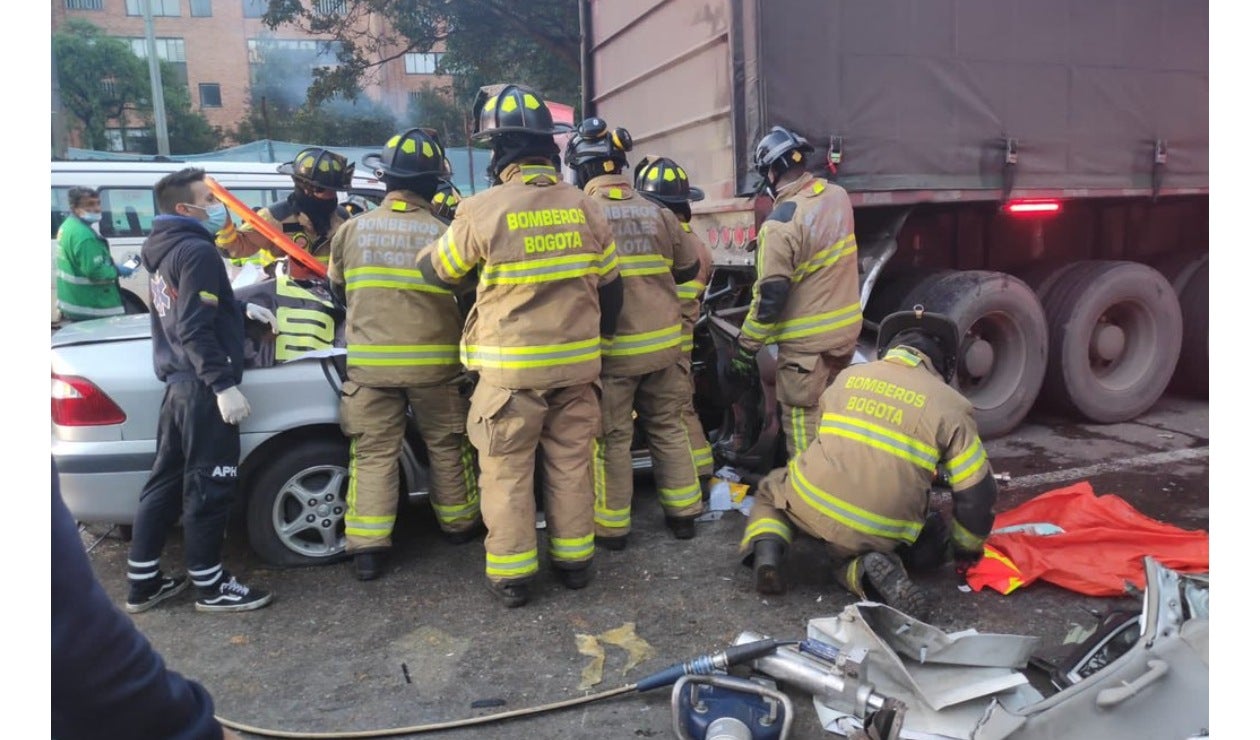 Accidente de carro y tractocamión en el norte de Bogotá