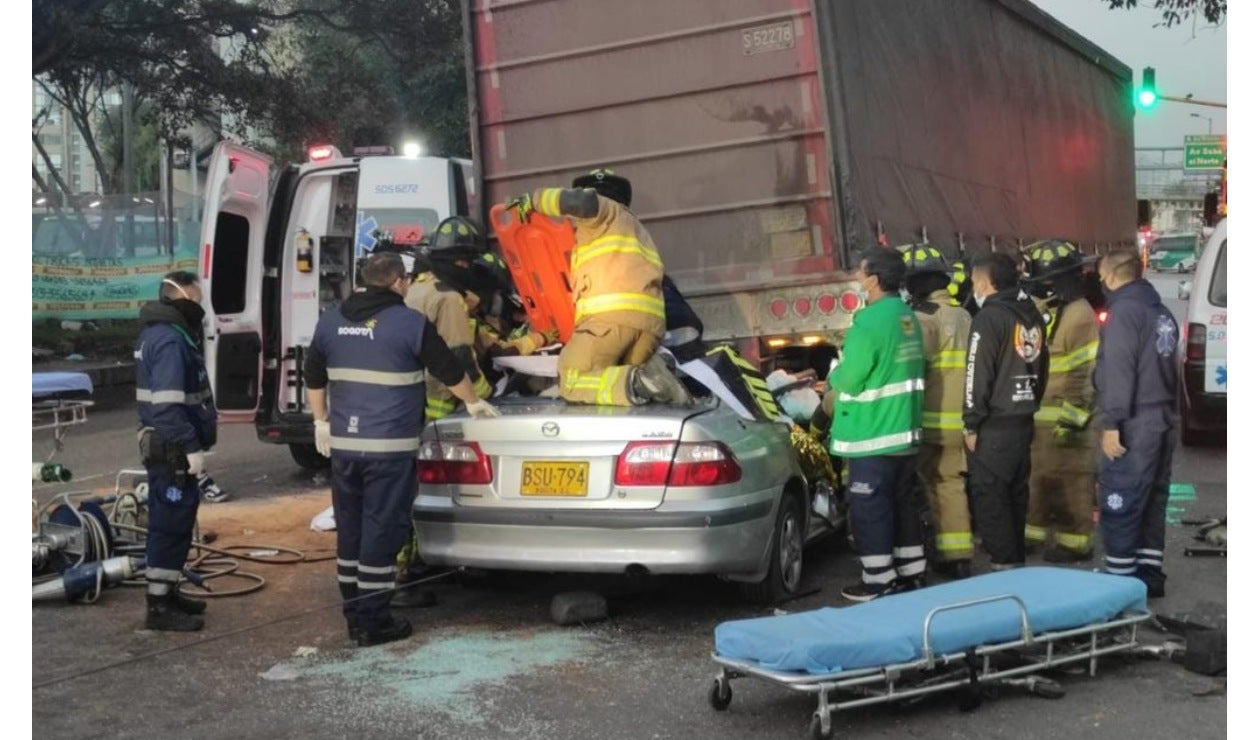 Accidente de carro y tractocamión en el norte de Bogotá