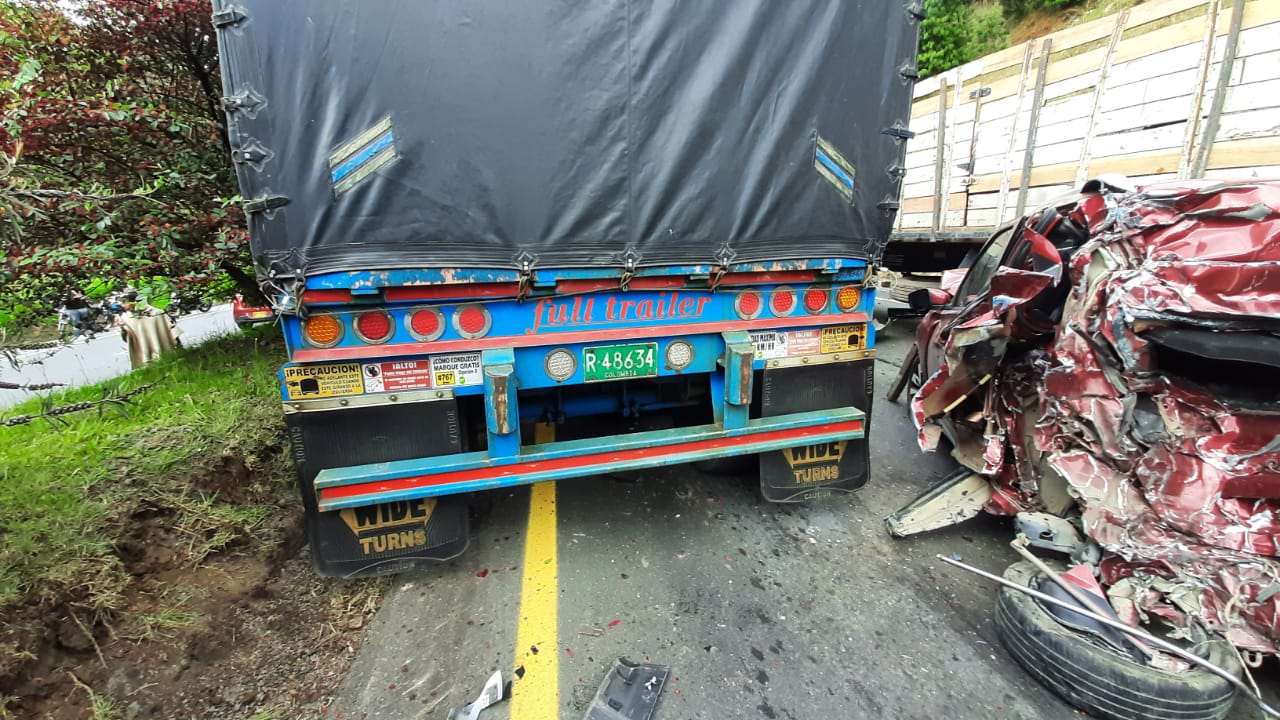 Mula que se habría quedado sin frenos provocó accidente de más de ocho vehículos