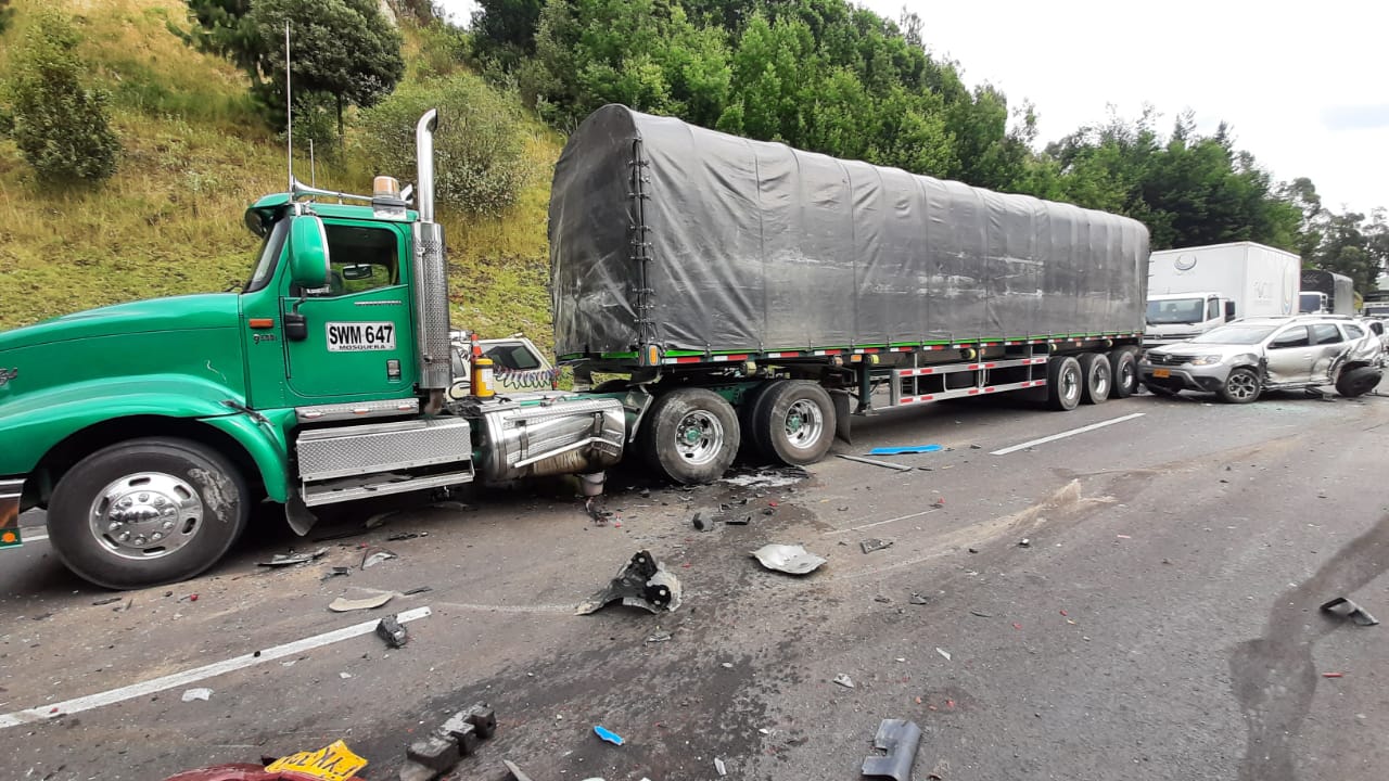 Mula que se habría quedado sin frenos provocó accidente de más de ocho vehículos