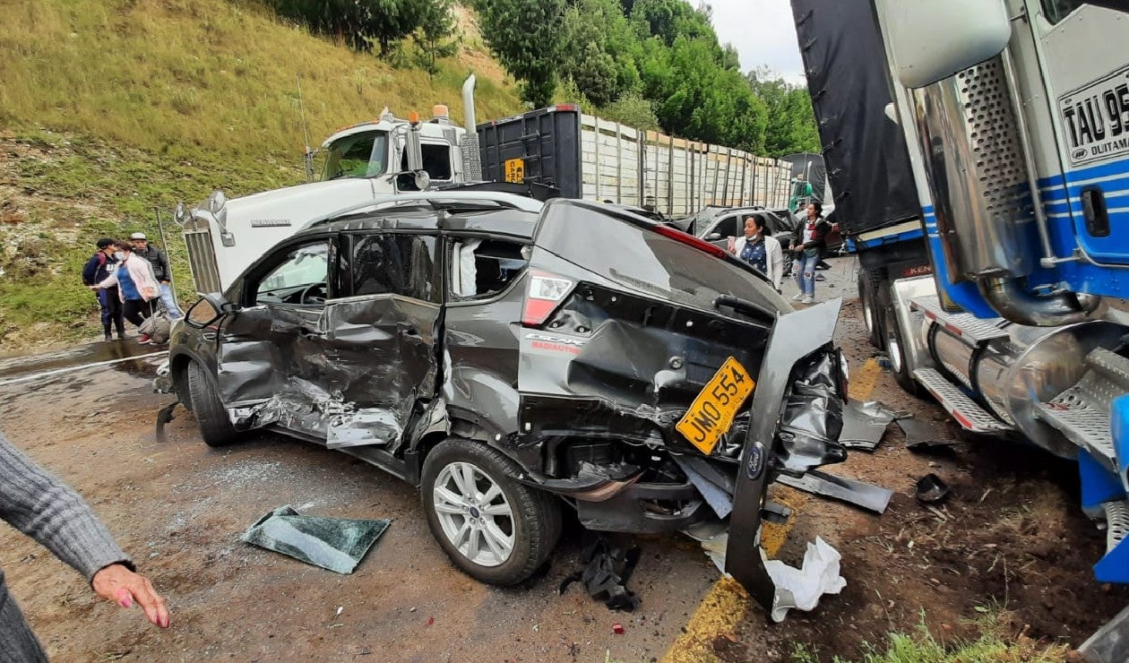 Mula que se habría quedado sin frenos provocó accidente de más de ocho vehículos