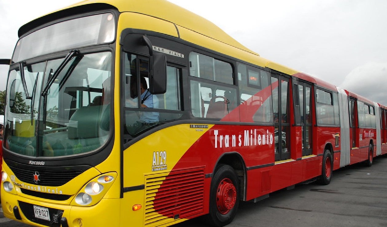 Transmilenio choca contra bicitaxi