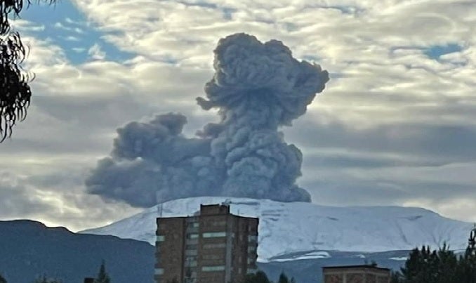Emisión de gases en el Nevado del Ruiz