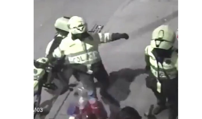 Policía coge a patadas puesto de tintos de humilde mujer