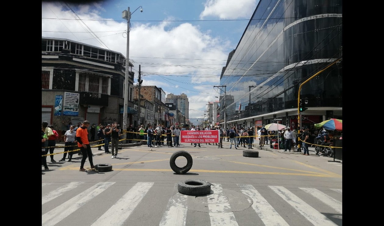 Bloqueos en Ricaurte: manifestantes reclaman por cortes de energía