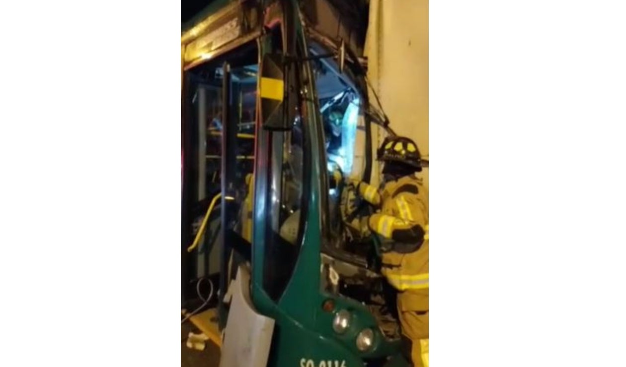 Alimentador se estrelló en la Autopista Norte contra un tractocamión