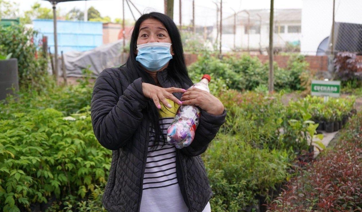 Deportista paralímpica construye ladrillos ecológicos para niños y jóvenes de escasos recursos