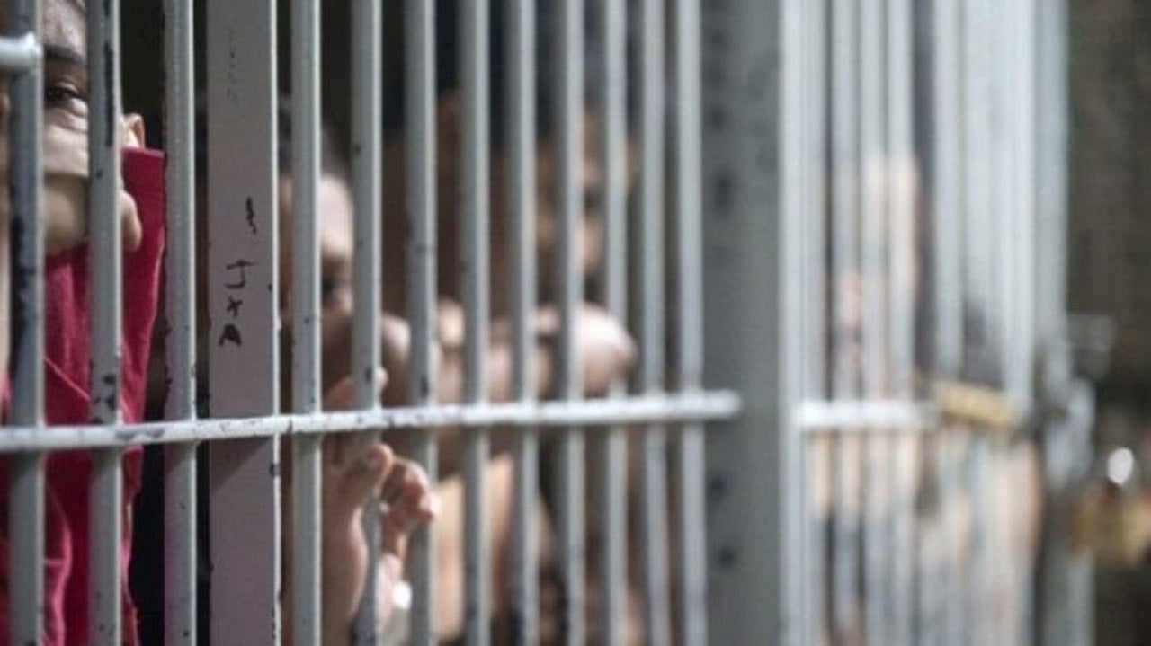 Cárcel y presos dentro de las celdas - imagen de referencia