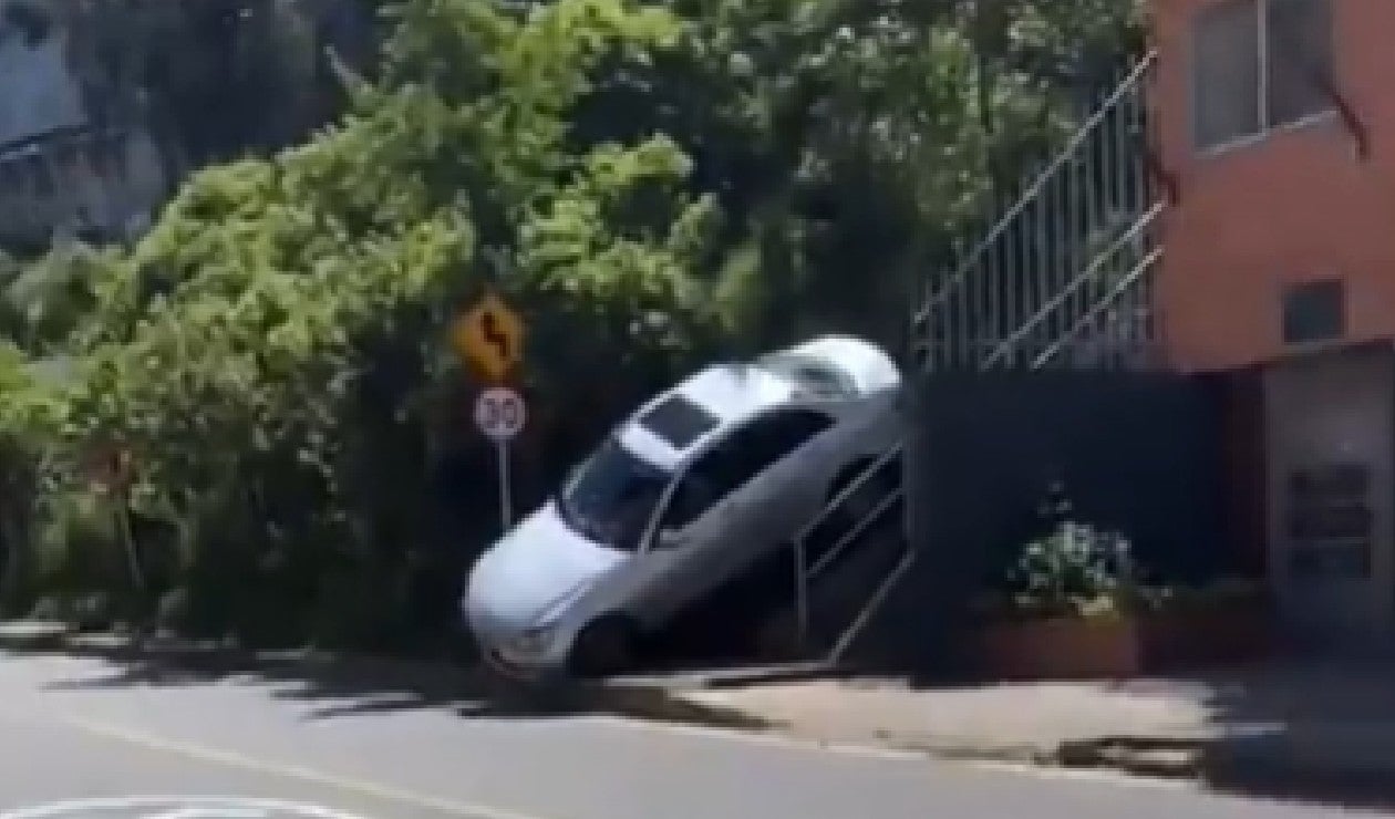Carro bajando por unas escaleras en Bogotá