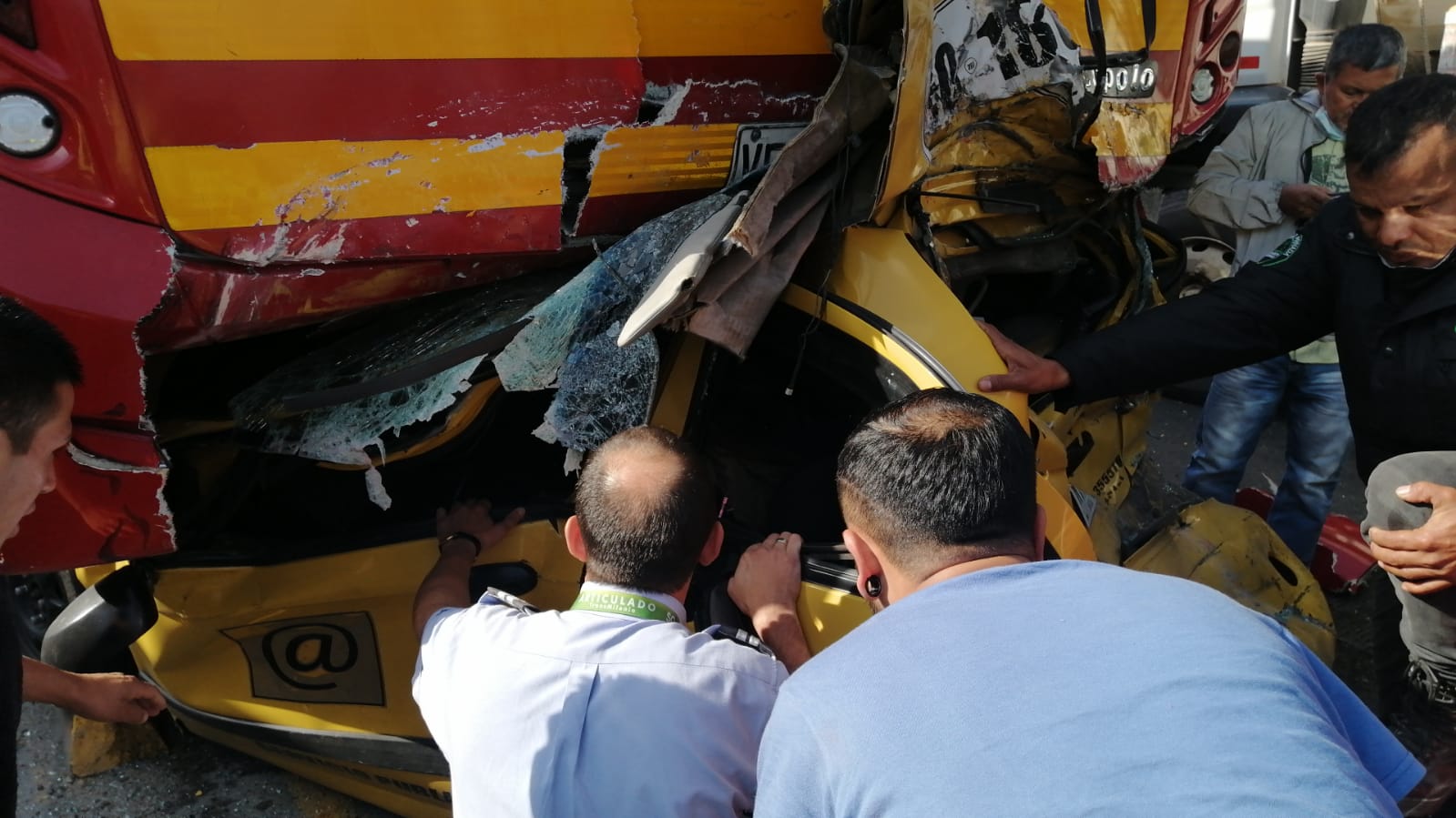 Fuerte accidente entre dos Transmilenios y un taxi