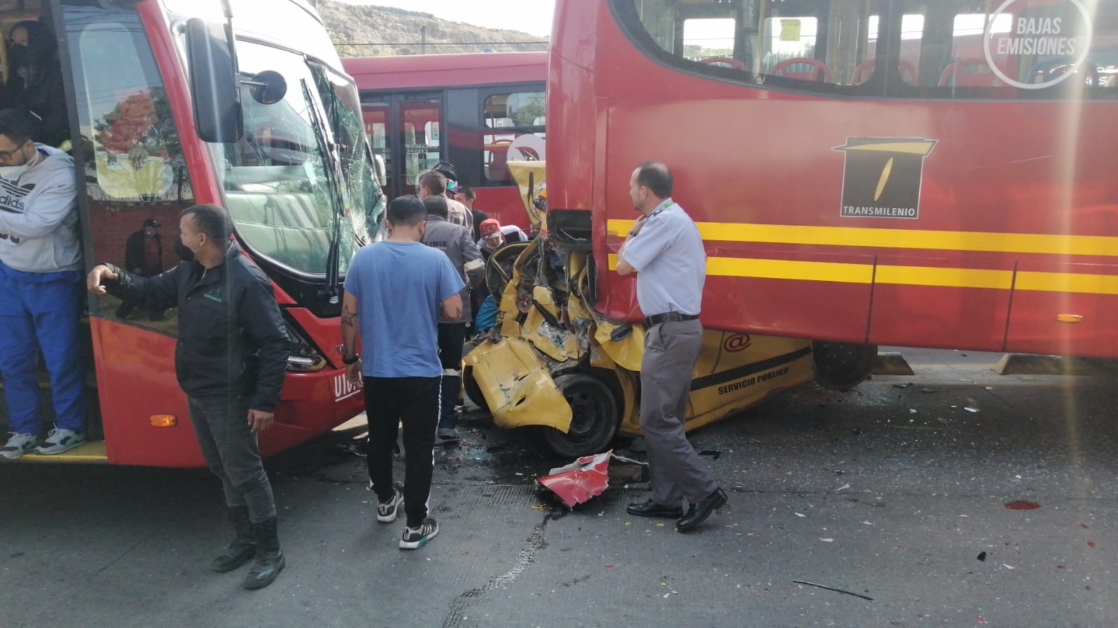 Fuerte accidente entre dos Transmilenios y un taxi