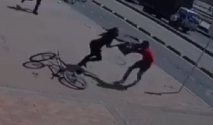 Joven se enfrentó a ladrón y lo bajó de la cicla