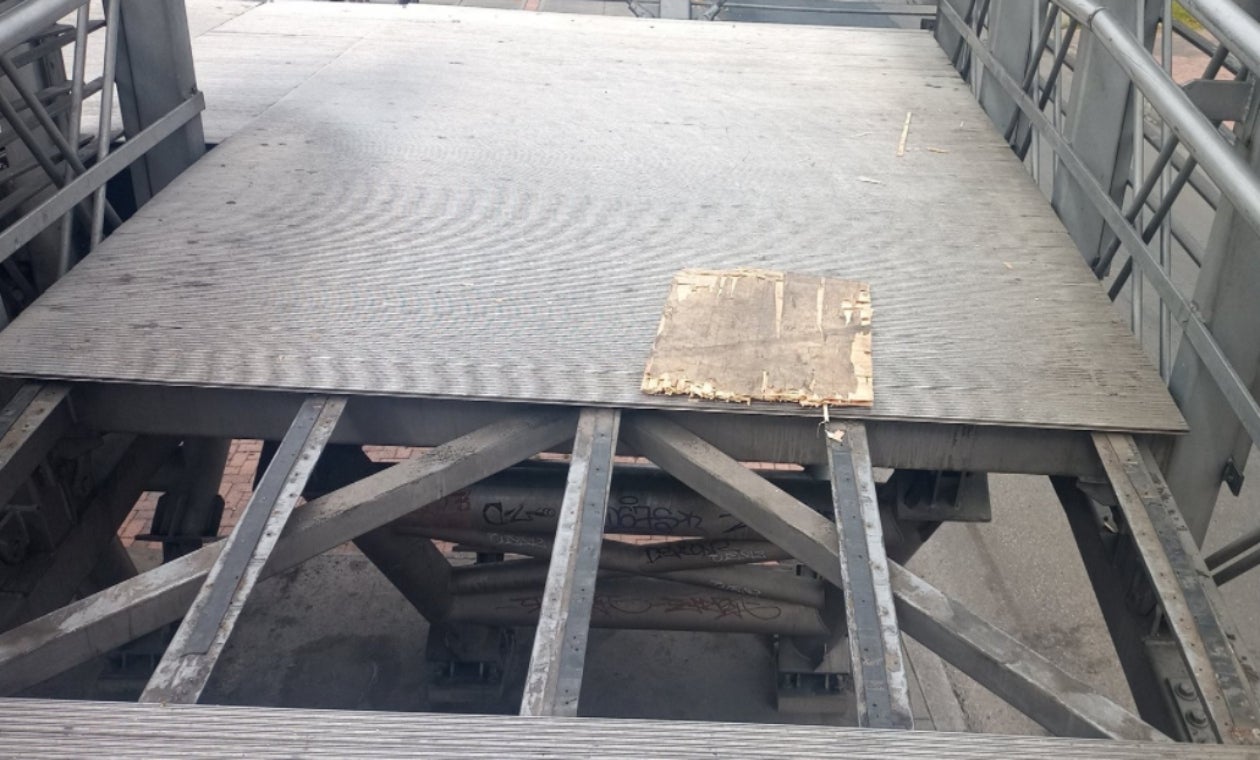 Puente peatonal sin láminas en carrera 30 con calle 26