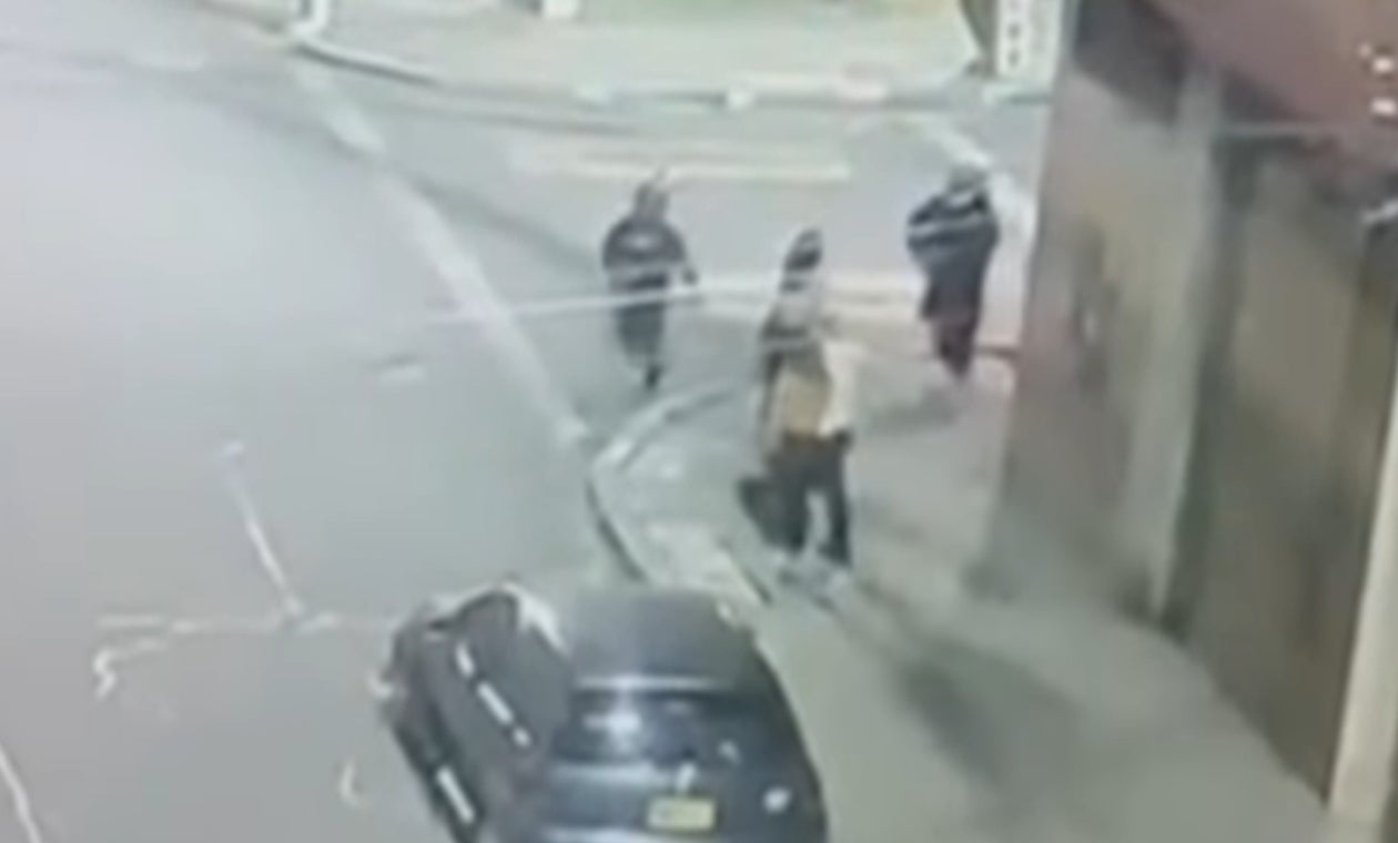 Asalto en Bogotá: hombre se defiende de ladrones y los mata