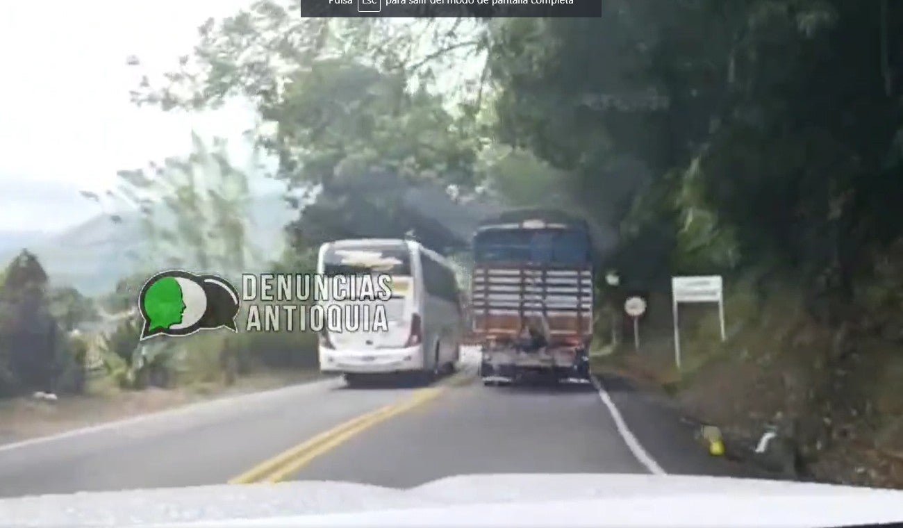 Flota adelantando camión