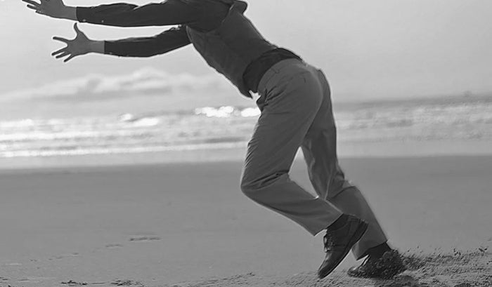 Hombre que se tropezó, se burlaron de él y mató al amigo.