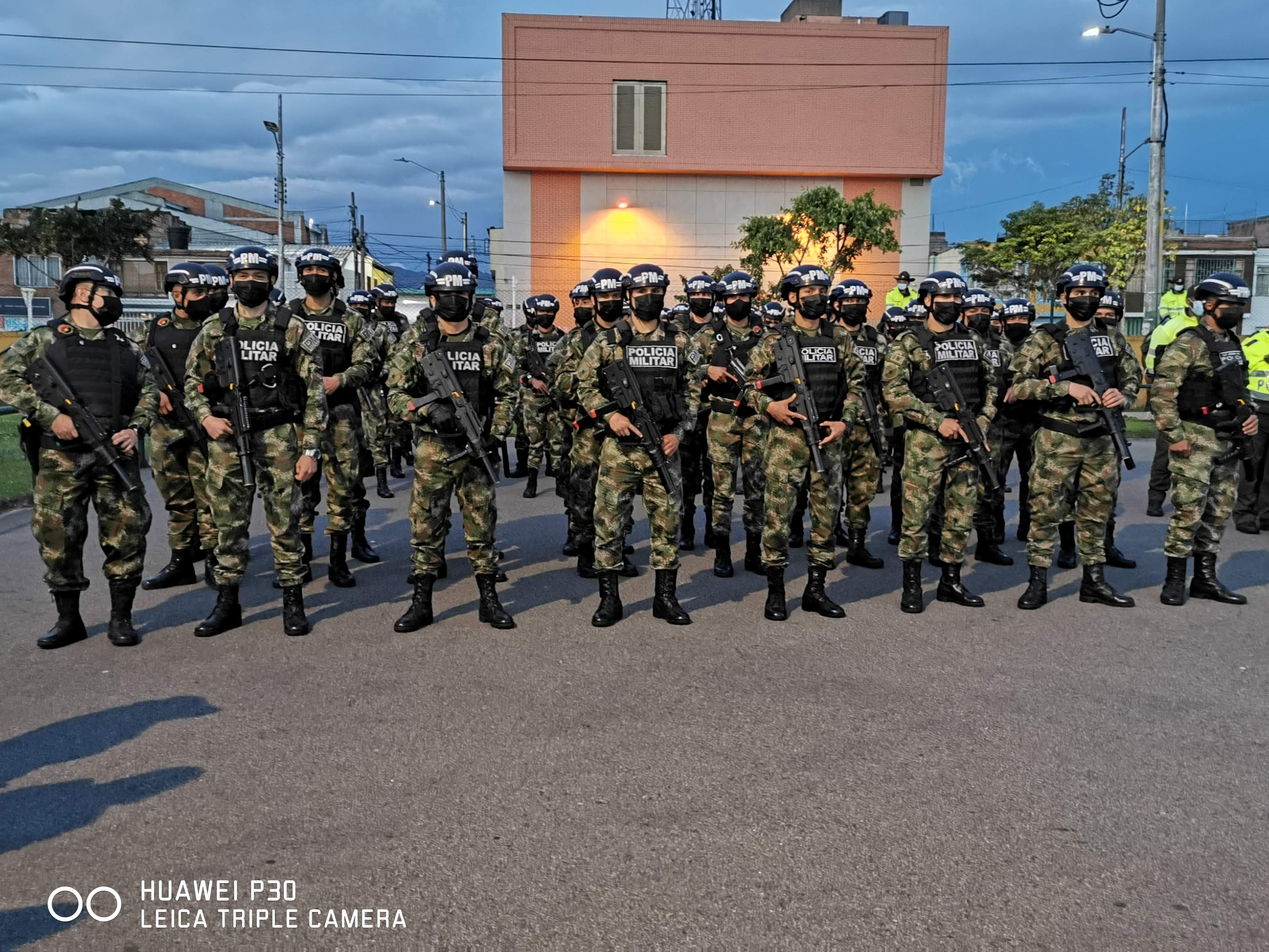 Les tocó unir fuerzas: Militares llegarían a proteger Bogotá