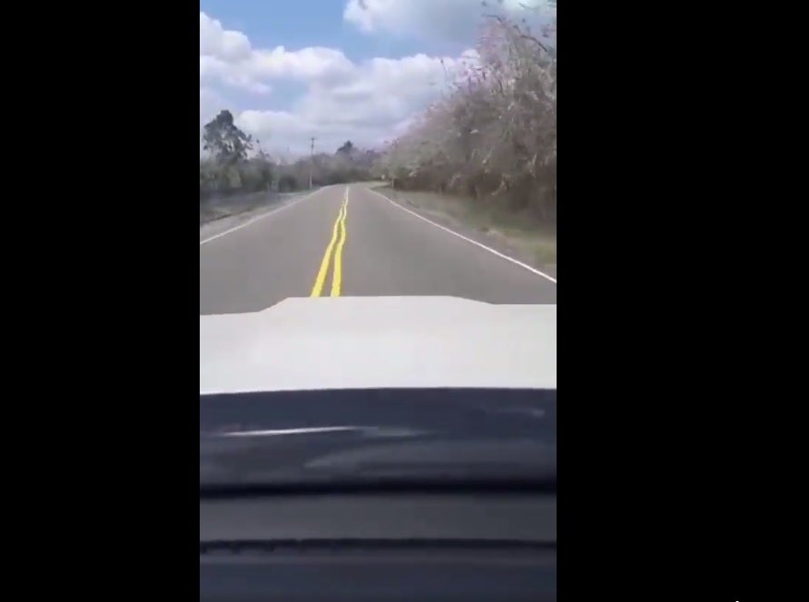 ¡Inaudito! Contratista pintó en plena vía nacional línea amarilla central en 'zig zag'