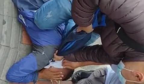 Sin contemplación alguna, ladrón recibió fuerte golpiza por robar a una niña en Bogotá