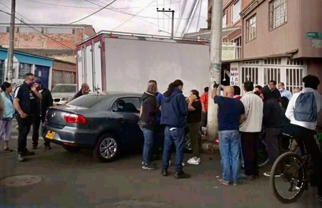 Vehículos se estrellan contra viviendas en Fontibón y Engativá