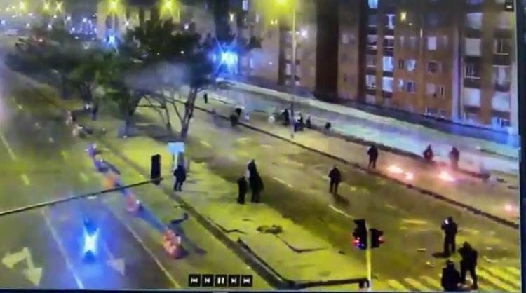 Enfrentamientos entre ESMAD y jóvenes en inmediaciones del Portal Américas.