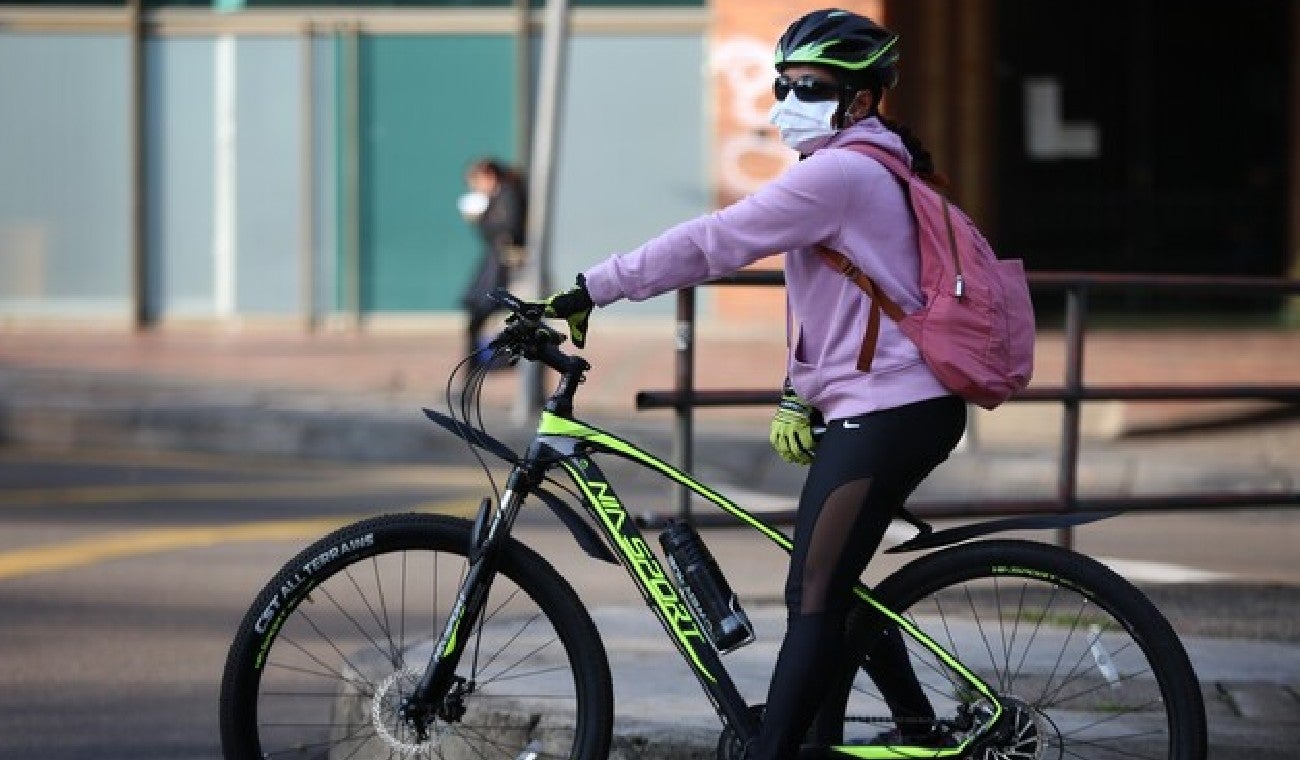 Ciclistas sin casco, ni chaleco arriesgan su vida
