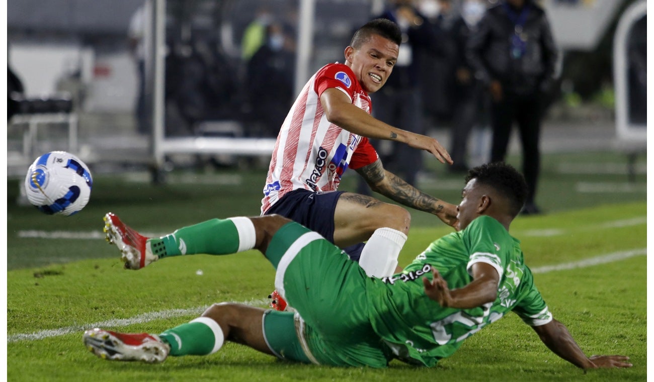 Jugadores de La Equidad y Junior se disputan el balón en la Copa Sudamericana