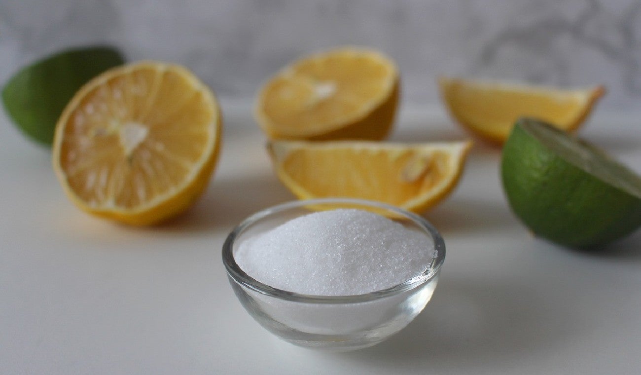 Limón y bicarbonato de sodio para quitar manchas de la ropa blanca