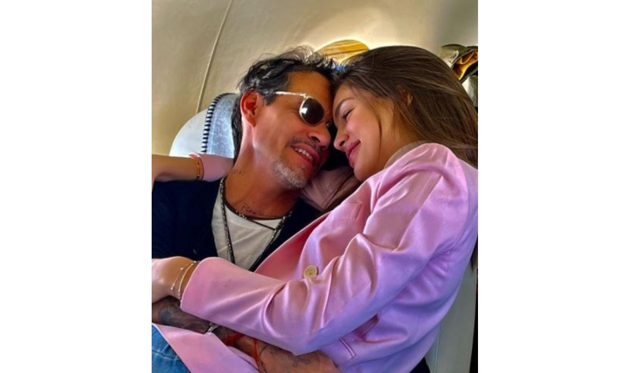 Marc Anthony y Nadia Ferreira demuestran su amor en avión privado
