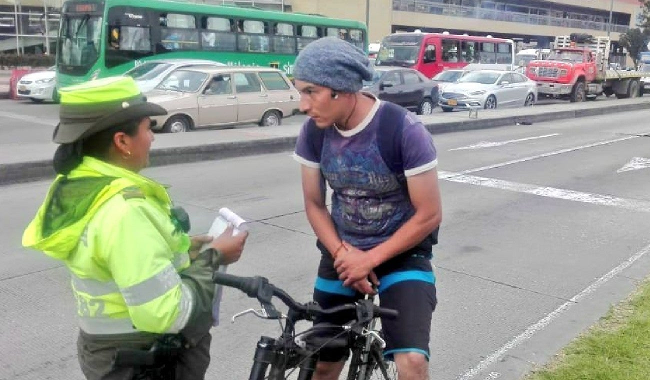 Multa a ciclista por usar carril de TransMilenio