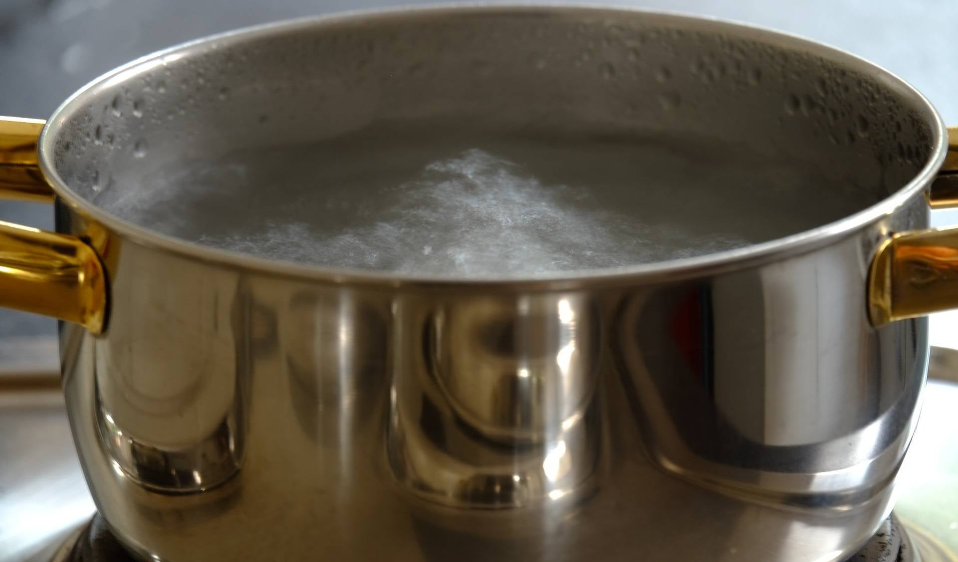 Hombre le regó una olla de sopa hirviendo a su esposa por botar una cuchara