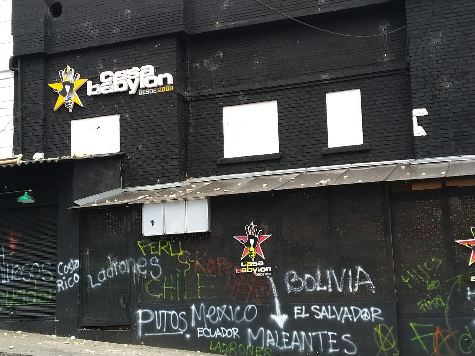 Los comerciantes afectados protestaron en la sede de los organizadores del Jamming Festival