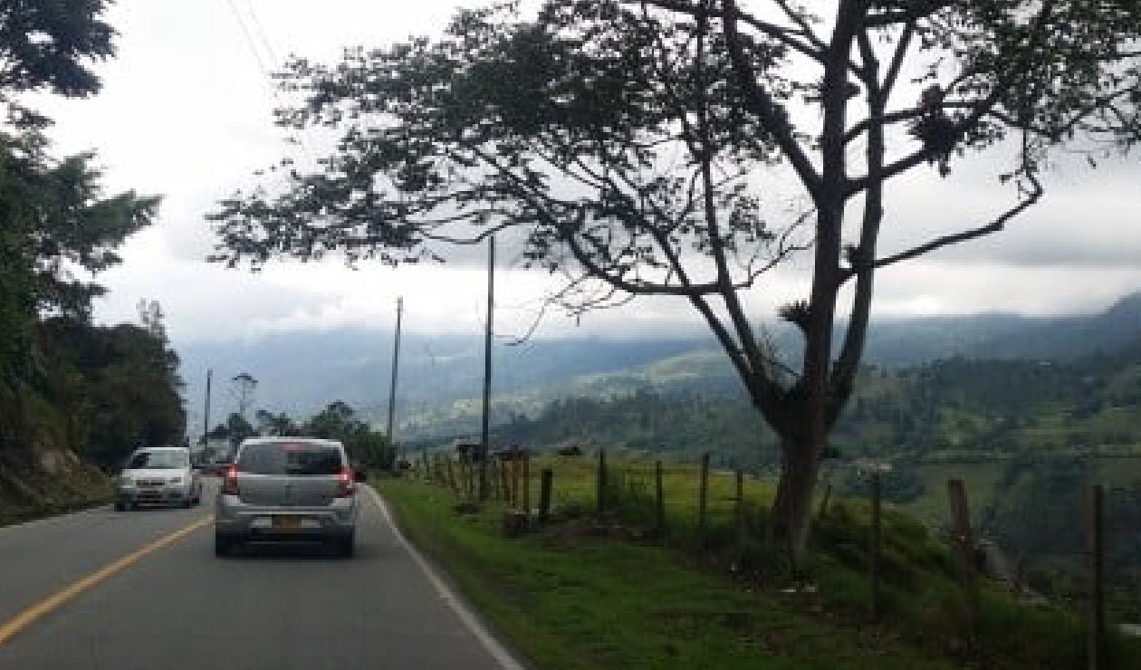 Un motociclista cayó a la orilla del río Bogotá.