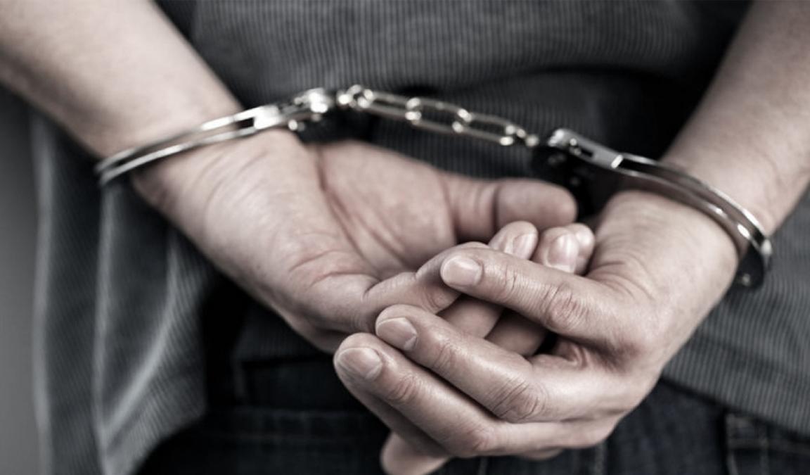 Referencia capturado: hombre con esposas en las manos