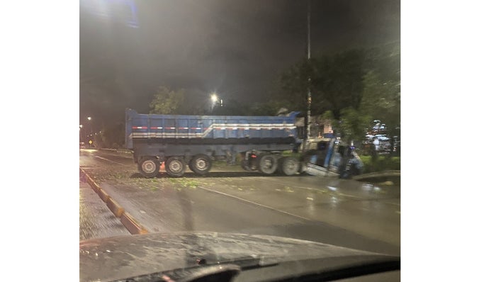 Accidente de tractocamión sobre la Autopista Norte