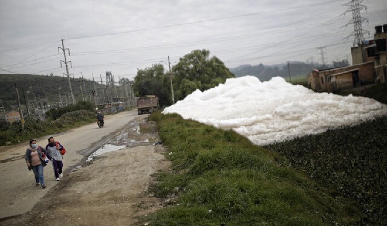 Espuma tóxica en mosquera