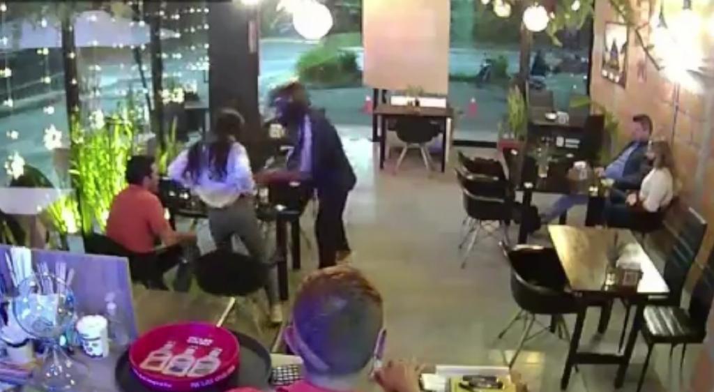 [Video] Ingresó a un restaurante y robó los celulares de los clientes